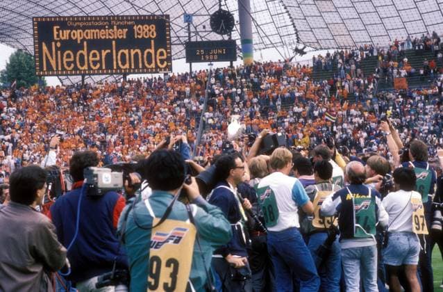 Finale der Europameisterschaft 1988 in München - Anzeigetafel präsentiert den neuen Europameister Niederlande - Die Trophäe wird davor den Fotografen präsentiert Totale