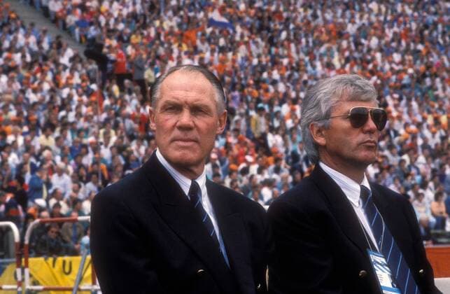 Fußball, EM Finale 1988 in München, Niederlande - Sowjetunion 2:0 Finale der Europameisterschaft 1988 in München - Nationaltrainer Rinus Michels (Niederlande, li.)