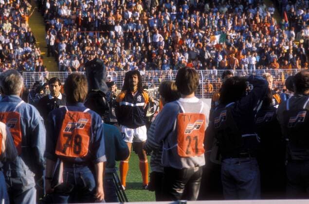 Fußball, EM Finale 1988 in München, Niederlande - Sowjetunion 2:0 Finale der Europameisterschaft 1988 in München - Niederlande - UDSSR 2:0 - Ruud Gullit (Niederlande, Mitte) im Fokus der Fotografen