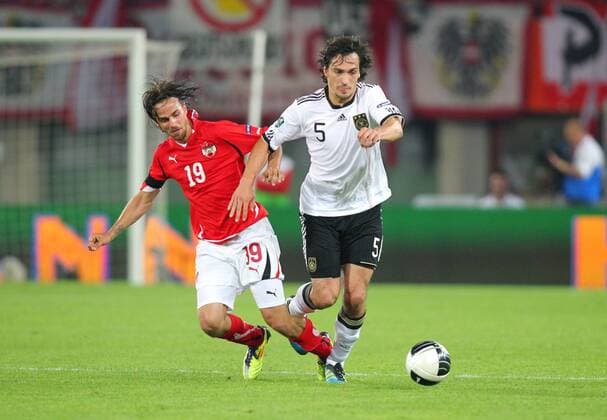 Martin HARNIK, Mats Hummels Fußball Fussball Europameisterschaft Qualifikation Nationalmannschaft DFB Herren Saison 10 11 03.06.2011 Österreich Österreich Austria vs. Deutschland Aktion Spielszene Zweikampf