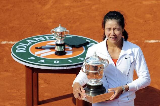 Na Li (CHN) et le trophee Tennis: Internationaux de Roland Garros - 04.06.2011 - finale femme, trophee, podium JBAutissier PanoramiC 