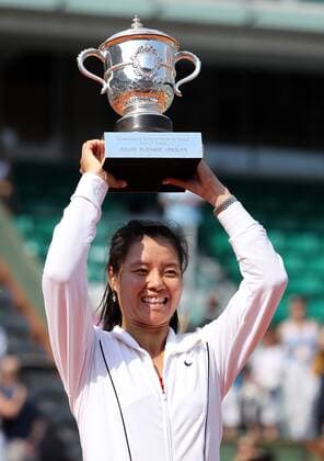 winner Li Na of China holds the trophy during the awarding ceremony for women s final in the French Open tennis championship at the Roland Garros stadium in Paris, June 4, 2011. 