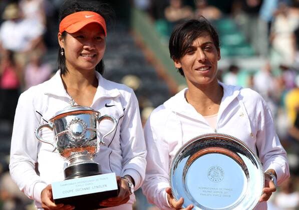 winner Li Na (L) of China and finalist Francesca Schiavone of Italy hold the trophies during the awarding ceremony for women s final in the French Open tennis championship at the Roland Garros stadium in Paris, June 4, 2011. 