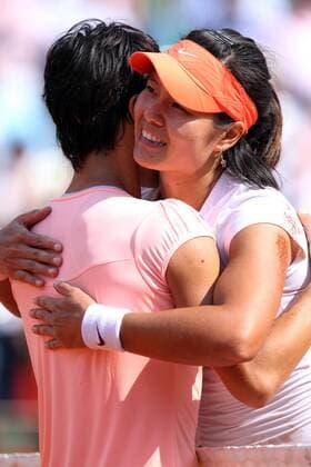(110604) -- PARIS, June 4, 2011 (Xinhua) -- Li Na (R) of China greets Francesca Schiavone of Italy after their women s final in the French Open tennis championship at the Roland Garros stadium in Paris, June 4, 2011. Li claimed the title with 2-0. (Xinhua Gao Jing)(wll) FRANCE-PARIS-TENNIS-FRENCH OPEN-WOMEN S FINAL 