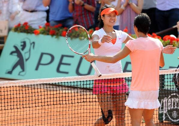 (110604) -- PARIS, June 4, 2011 (Xinhua) -- Li Na (L) of China greets Francesca Schiavone of Italy after their women s final in the French Open tennis championship at the Roland Garros stadium in Paris, June 4, 2011. Li claimed the title with 2-0. (Xinhua Xu Liang)(wll) FRANCE-PARIS-TENNIS-FRENCH OPEN-WOMEN S FINAL 
