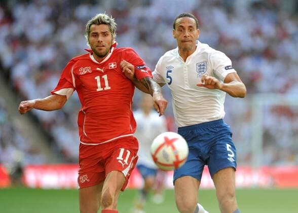 FUSSBALL INTERNATIONAL EM 2012-Qualifikation Gruppe A 04.06.2011 England - Schweiz Valon Behrami (li, Schweiz) gegen Rio Ferdinand (re, England) 