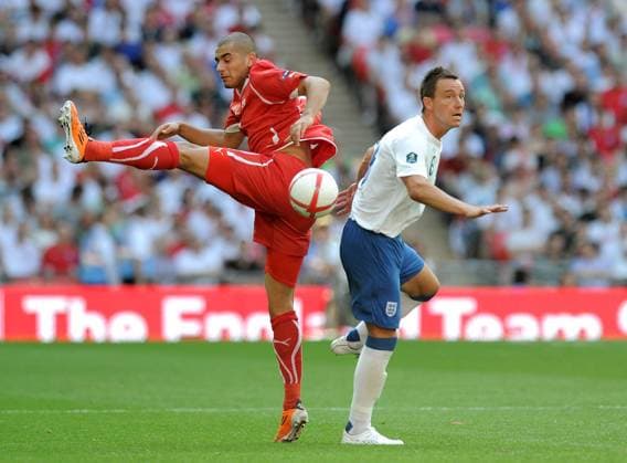 FUSSBALL INTERNATIONAL EM 2012-Qualifikation Gruppe A 04.06.2011 England - Schweiz Eren Derdiyok (li, Schweiz) gegen John Terry (re, England) 
