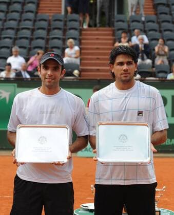 Argentina s Eduardo Schwank (R) and Colombia s Juan Sebastian Cabal pose with their trophies after losing at the end of their Men s double final match in the French Open tennis tournament at the Roland Garros stadium in Paris, capital of France, June 4, 2011. (Xinhua Xu Liang) FRANCE-PARIS-TENNIS-FRENCH OPEN-MEN S DOUBLES-FINAL 