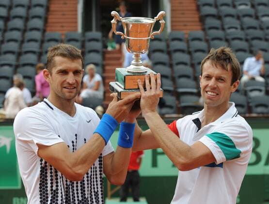 Max Mirnyi (L) of Belarus and Daniel Nestor of Canada pose with their trophies after winning their men s doubles final during the French Open tennis tournament at the Roland Garros stadium in Paris, capital of France, June 4, 2011. (Xinhua Xu Liang) FRANCE-PARIS-TENNIS-FRENCH OPEN-MEN S DOUBLES-FINAL 