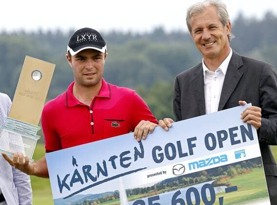 GOLF - Kärnten Golf Open 2011 KLAGENFURT,AUSTRIA,05.JUN.11 - DIVERS, GOLF - European Challenge Tour, Kärnten Golf Open presented by Mazda, GC Klagenfurt-Seltenheim, Siegerehrung. Bild zeigt Sieger Edouard Dubois (FRA) und Landesrat Josef Martinz (Kärnten). Keywords: Pokal, Scheck, Scheckübergabe.  o0 people Politik Siegerehrung Objekte Scheck