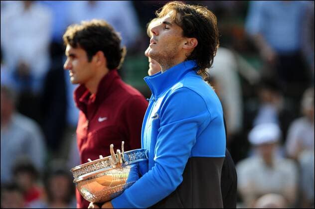 Sieger Rafael Nadal (Esp, R) mit der Trophäe Roland Garros für den Gewinn der French Open in Paris 2011, links, Verlierer Roger Federer (SUI) - 05.06.2011 - Finale Herren - xJBAutissierx 