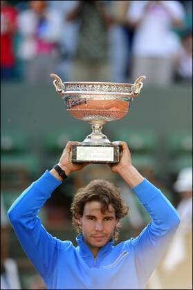 Sieger Rafael Nadal (Esp) mit der Trophäe Roland Garros für den Gewinn der French Open in Paris 2011 - 05.06.2011 - Finale Herren ATP Tour - xJBAutissierx 