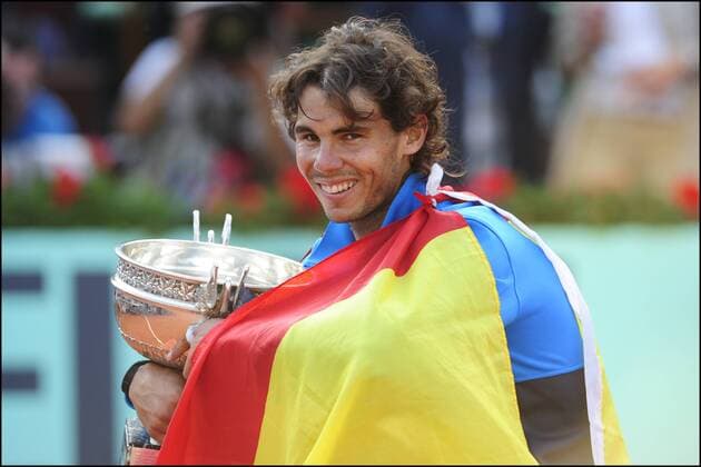 Sieger Rafael Nadal (Esp) mit der Trophäe Roland Garros für den Gewinn der French Open in Paris 2011 - 05.06.2011 - Finale Herren ATP Tour - xJBAutissierx 