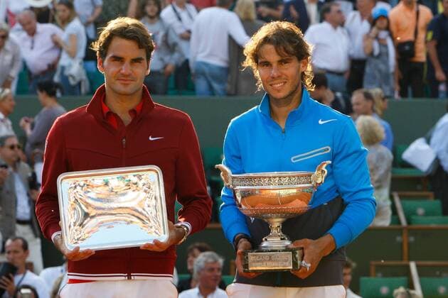 Sieger Rafael Nadal (Esp, R) mit der Trophäe Roland Garros für den Gewinn der French Open in Paris 2011, links, Verlierer Roger Federer (SUI) - 05.06.2011 - Finale Herren - - ZUMAx34