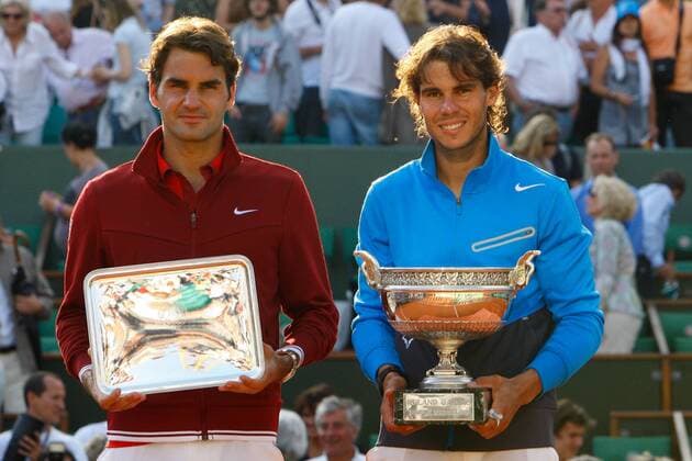 Sieger Rafael Nadal (Esp, R) mit der Trophäe Roland Garros für den Gewinn der French Open in Paris 2011, links, Verlierer Roger Federer (SUI) - 05.06.2011 - Finale Herren - - ZUMAx34