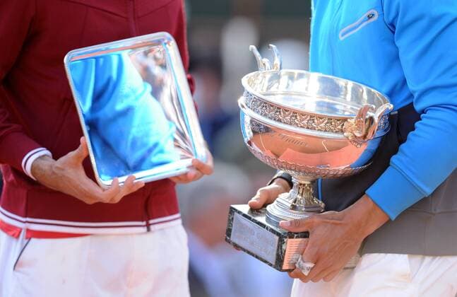 Hände von Sieger Rafael Nadal (Esp, R) mit der Trophäe Roland Garros für den Gewinn der French Open in Paris 2011, links, Hände von Verlierer Roger Federer (SUI) - 05.06.2011 - Finale Herren -