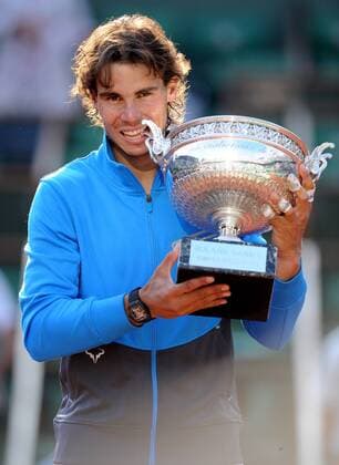 Sieger Rafael Nadal (Esp) mit der Trophäe Roland Garros für den Gewinn der French Open in Paris 2011 - 05.06.2011 - Finale Herren - o0 Tennis