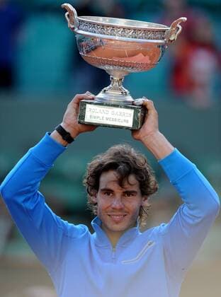 Sieger Rafael Nadal (Esp) mit der Trophäe Roland Garros für den Gewinn der French Open in Paris 2011 - 05.06.2011 - Finale Herren - o0 Tennis