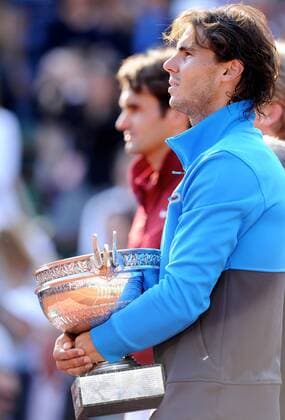 Sieger Rafael Nadal (Esp) mit der Trophäe Roland Garros für den Gewinn der French Open in Paris 2011 - 05.06.2011 - Finale Herren - o0 Tennis