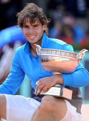Sieger Rafael Nadal (Esp) mit der Trophäe Roland Garros für den Gewinn der French Open in Paris 2011 - 05.06.2011 - Finale Herren - o0 Tennis