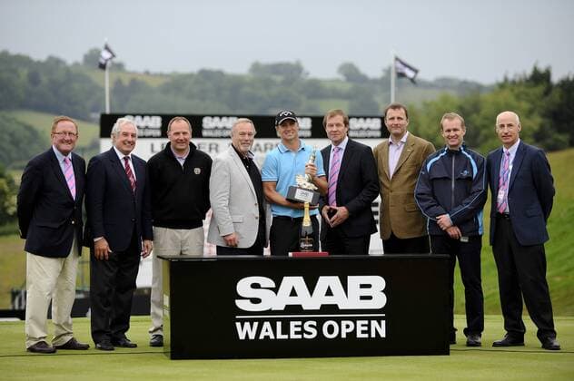 05.06.2011 Day four of the SAAB Wales Open Golf from Celtic Manor. Alexander NOREN (SWE) celebrates victory in the event with the presentation party after finishing the tournament on 9 under par after the fourth and final round on the Twenty Ten course. xRoganxThomsonx  ActionPlus11179841 Content restricted for UK based newspaper