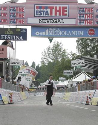 Nevegal 24.05.2011 : Radsport 94. Giro d Italia 16. Etappe Belluno-Nevegal: Es wird serviert o0 kurios Komik Totale Ziel Zielbereich Gastronomie