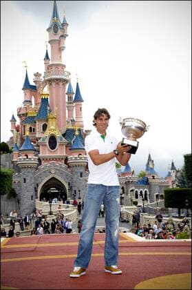 Rafael Nadal (Esp) posant avec le trophee au Parc Disneyland Paris Tennis: Internationaux de Roland Garros - 06.06.2011 - finale Hommes - JBAutissier PanoramiC 