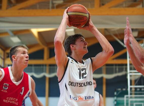 Basketball Königs-Wusterhausen 05.06.2011 U20 Länderspiel Deutschland (GER) - Tschechien (CZE) Maximilian Kleber (Deutschland, No.12) Tomas Vyoral .i.