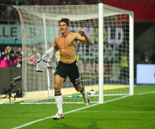 Fussball Wien (AUT) 03.06.2011 EM Qualifikation Österreich (AUT) - Deutschland (GER) 1:2 Jubel nach dem Tor zum 1:2 durch Mario Gomez (Deutschland, No.23)