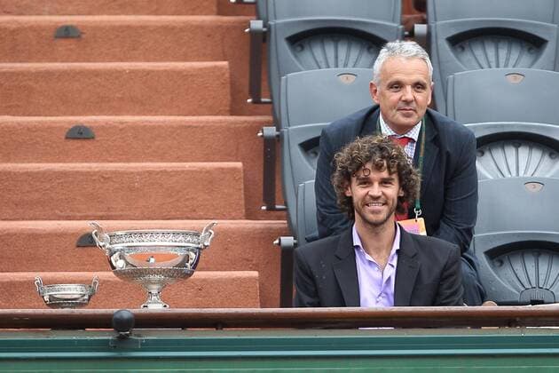 Gustavo Kuerten (BRA) neben den Trophäen als Zuschauer auf der Tribüne - French Open, Roland Garros - Finale Herren - 05.06.2011 - GwendolineLeGoff 