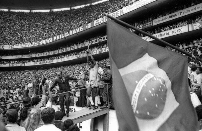 Carlos Alberto (Brasilien) präsentiert als Weltmeister 1970 den Coupe Jules Rimet Siegerehrung Sieg Weltmeister Fahne, Nationalfahne Pokal Trophäe Objekte Aufmacher
