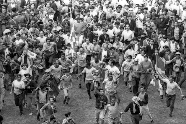 WM 1970: Weltmeister Brasilien feiert, vorn Carlos Alberto mit dem Coupe Jules Rimet Jubel, Freude Schlussjubel Fan, Fußballfan, Publikum Sieg Weltmeister Pokal Trophäe Totale Objekte