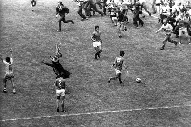 Schlussjubel nach dem WM Finale 1970, Brasilien ist Weltmeister, Fans stürmen den Platz Jubel, Freude Schlussjubel Sieg Weltmeister Fan, Fußballfan, Publikum Totale