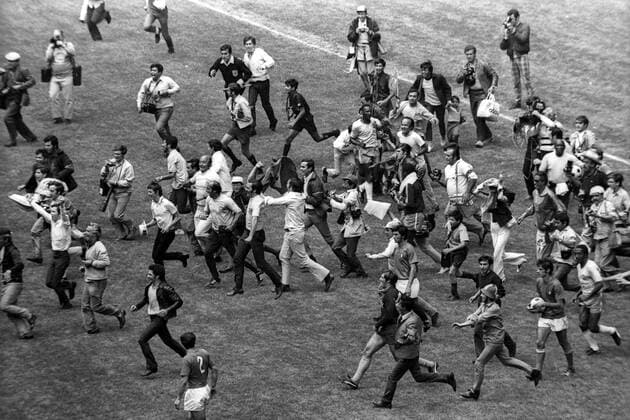 Schlussjubel nach dem WM Finale 1970, Brasilien ist Weltmeister, Fans stürmen den Platz Jubel, Freude Schlussjubel Sieg Weltmeister Fan, Fußballfan, Publikum Totale