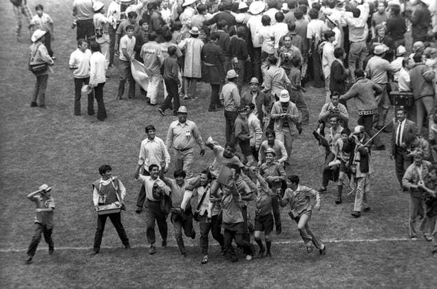 Brasilien ist Weltmeister 1970, Jairzinho (Brasilien) wird gefeiert Jubel, Freude Schlussjubel Sieg Weltmeister Fan, Fußballfan, Publikum Totale Aufmacher