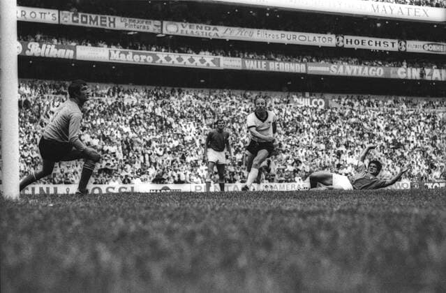 WM Halbfinale 1970 in Mexiko City - Italien - BR Deutschland (BRD) 4:3 n.V. - Uwe Seeler (BRD, 2.v.re.) gegen Torwart Enrico Albertosi (li.), Tarcisio Burgnich (re.) und Giacinto Facchetti (alle Italien) Aktion