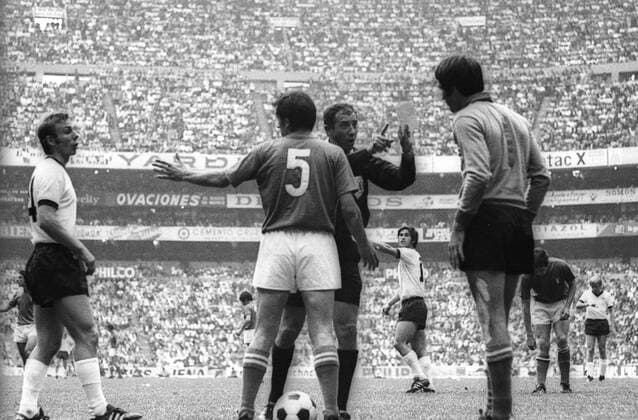 WM Halbfinale 1970 in Mexiko City - Italien - BR Deutschland (BRD) 4:3 n.V. - Schiedsrichter Arturo Yamasaki (Peru, 2.v.re.) ermahnt Torwart Enrico Albertosi (Italien, re.), daneben diskutiert Reinhard Stan Libuda (BRD, li.) mit Tarcisio Burgnich (Italien), dahinter Gerd Müller (BRD, 4.v.li.) und Siegfried Held (BRD, re.) Aktion