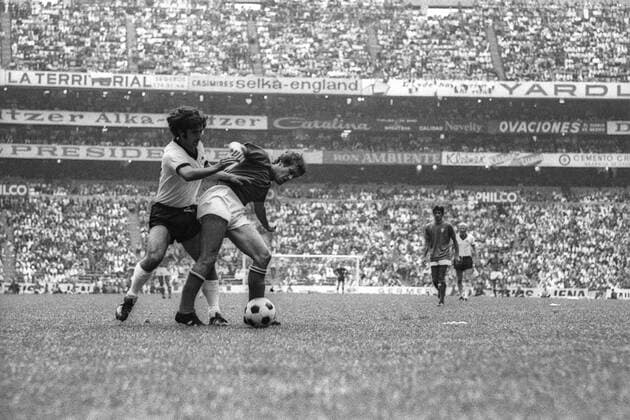 WM Halbfinale 1970 in Mexiko City - Italien - BR Deutschland (BRD) 4:3 n.V. - Gerd Müller (BRD, li.) gegen Roberto Rosato (Italien) Aktion