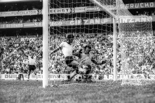 WM Halbfinale 1970 in Mexiko City - Italien - BR Deutschland (BRD) 4:3 n.V. - Gerd Müller (BRD, Mitte) mit vollem Einsatz gegen Torwart Enrico Albertosi (Italien, re.), dahinter jubelt Jürgen Grabowski (BRD) schon einmal vorsorglich Aktion