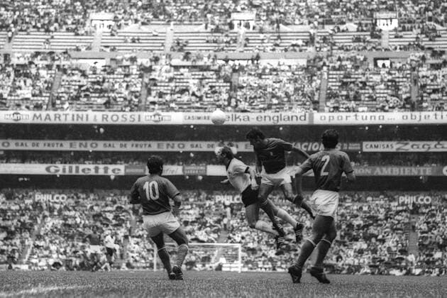 WM Halbfinale 1970 in Mexiko City - Italien - BR Deutschland (BRD) 4:3 n.V. - Uwe Seeler (BRD, 2.v.li.) gegen Angelo Domenghini (Italien) Aktion