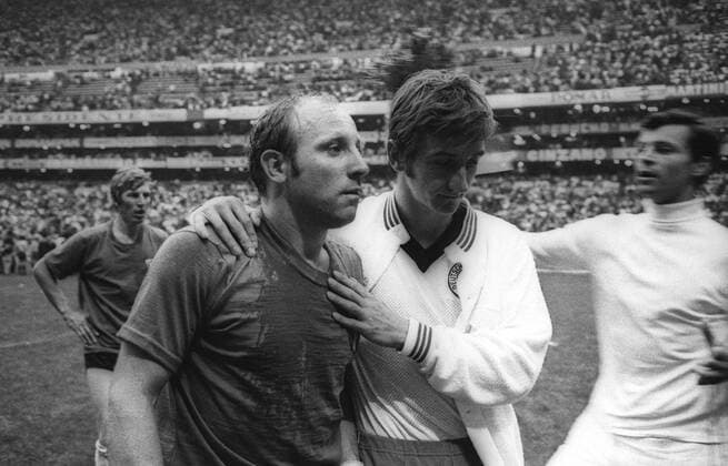 WM Halbfinale 1970 in Mexiko City - Italien - BR Deutschland (BRD) 4:3 n.V. - Enttäuschung pur beim Nationalteam der BRD, Hannes Löhr (2.v.re.) tröstet Uwe Seeler (2.v.li.), dahinter Jürgen Grabowski