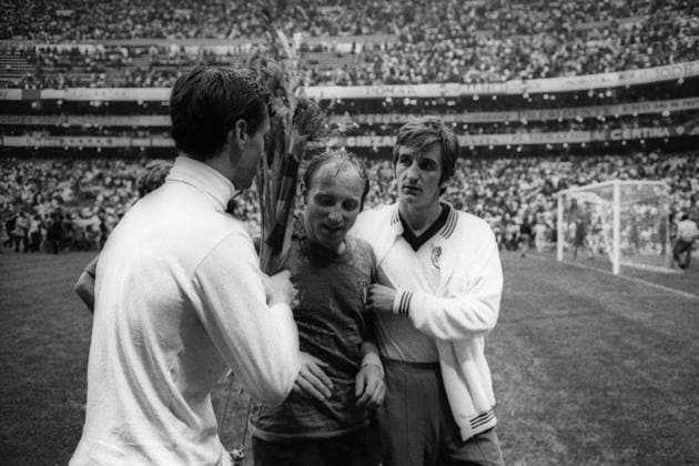 WM Halbfinale 1970 in Mexiko City - Italien - BR Deutschland (BRD) 4:3 n.V. - Enttäuschung pur beim Nationalteam der BRD, Hannes Löhr (re.) tröstet Uwe Seeler (Mitte), den allerdings ein paar Blumen schon eher zum Lächeln bringen