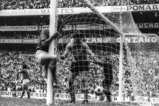WM Halbfinale 1970 in Mexiko City - Italien - BR Deutschland (BRD) 4:3 n.V. - Torwart Enrico Albertosi (Italien, Mitte) enttäuscht über ein Gegentor, li. läuft ein Teamkollege gegen den Torpfosten und auch Schiedsrichter Arturo Yamasaki (Peru) hilft nicht, denn er gibt das Tor Aktion o00 Geschichte Fußballgeschichte