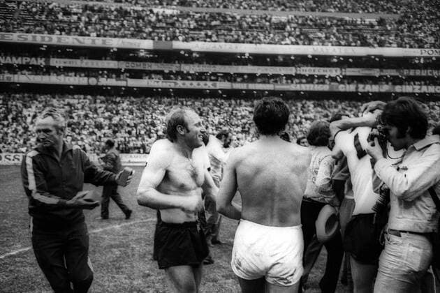 WM Halbfinale 1970 in Mexiko City - Italien - BR Deutschland (BRD) 4:3 n.V. - Uwe Seeler (BRD, 2.v.li.) gut gelaunt trotz des Ausscheidens