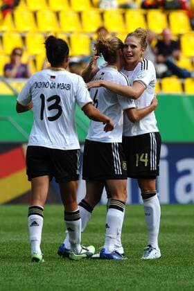 Fußball Frauen-Länderspiel Deutschland - Niederlande am 07.06.2011 im Tivoli in Aachen Torjubel Deutschland zum 2:0 Celia Okoyino da Mbabi ( Deutschland ), links - Simone Laudehr ( Deutschland ), mitte - Kim Kulig ( Deutschland ), rechts