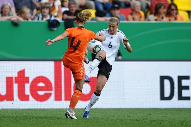 Fußball Frauen-Länderspiel Deutschland - Niederlande am 07.06.2011 im Tivoli in Aachen Mandy van den Berg ( Niederlande ), vorne - Simone Laudehr ( Deutschland ), hinten