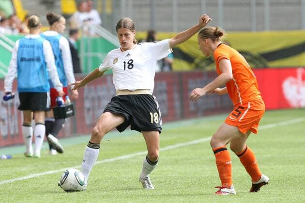 07.06.2011, Aachen, Fussball, Frauen, Länderspiel Deutschland - Niederlande. v.l.: Kerstin Garefrekes (Deutschland), Petra Hogewoning (Niederlande). Aktion Zweikampf Duell