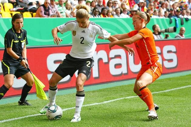 07.06.2011, Aachen, Fussball, Frauen, Länderspiel Deutschland - Niederlande. v.l.: Bianca Schmidt (Deutschland), Mandy van den Berg (Niederlande)