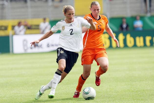 07.06.2011, Aachen, Fussball, Frauen, Länderspiel Deutschland - Niederlande. v.l.: Bianca Schmidt (Deutschland), Petra Hogewoning (Niederlande). Aktion