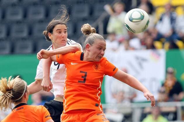 07.06.2011, Aachen, Fussball, Frauen, Länderspiel Deutschland - Niederlande. v.l.: Birgit Prinz (Deutschland), Manoe Meulen (Niederlande). Aktion